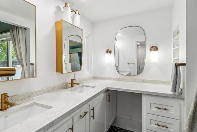 2431 Bobcat Gln, Escondido CA: https://media.crmls.org/mediaz/dee15592-a932-48b2-8507-7e20a1458153.jpg