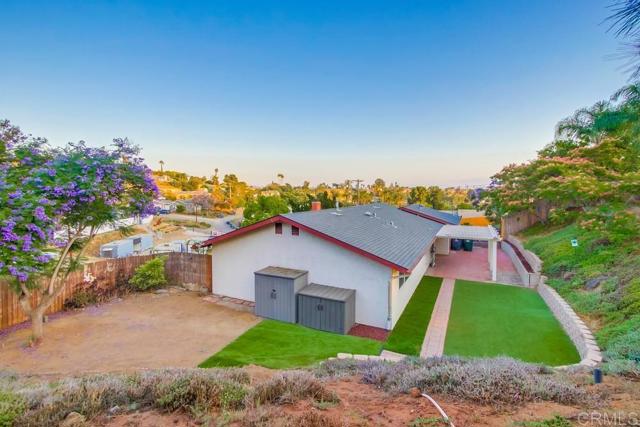 444 Victoria Place, Vista CA: https://media.crmls.org/mediaz/dee2fdee-6a1e-4075-a2ce-81a8f8381b0d.jpg