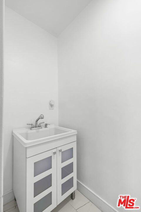 https://media.crmls.org/mediaz/dee3c45a-c6ef-4b57-ac90-5d9540927b0e.jpg?preset=X-Large