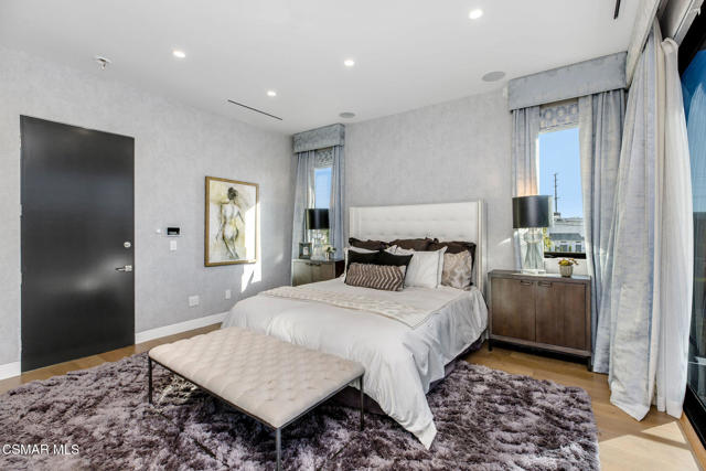 829 Flower Avenue, Venice CA: https://media.crmls.org/mediaz/dee4368e-3ca5-4403-9dcc-740321534789.jpg