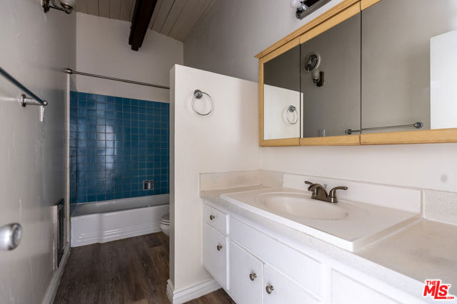 11133 Rose Avenue, Los Angeles CA: https://media.crmls.org/mediaz/dee51399-2692-48bd-96ab-6792c406d75d.jpg