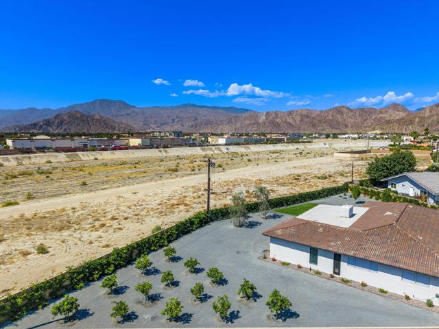 79869 Hummingbird Lane, La Quinta CA: https://media.crmls.org/mediaz/dee56e0d-262b-4910-a5ff-8660ab1c0b70.jpg