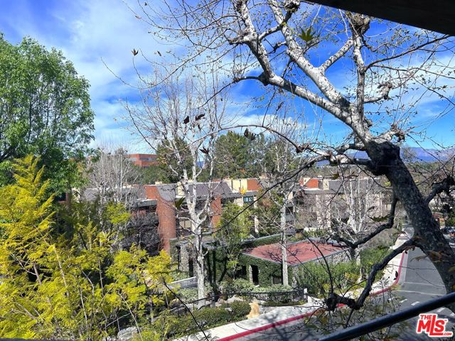 4752 Park Encino Lane, Encino CA: https://media.crmls.org/mediaz/dee599fd-d717-4053-8f8c-b8fddc19f80c.jpg