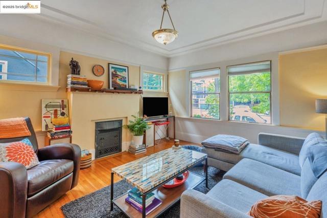 5537 Claremont Ave, Oakland CA: https://media.crmls.org/mediaz/dee5b533-dfe2-4d64-9c29-16f15c681e8c.jpg