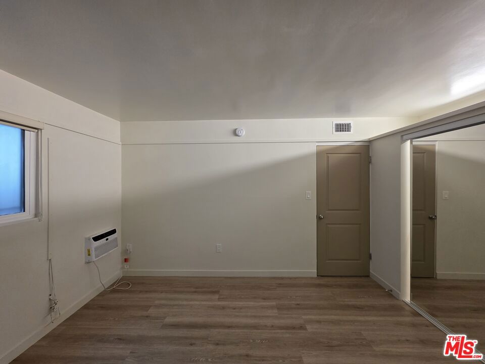 https://media.crmls.org/mediaz/dee5d103-65f3-431d-846a-c0b4406da85b.jpg?preset=X-Large