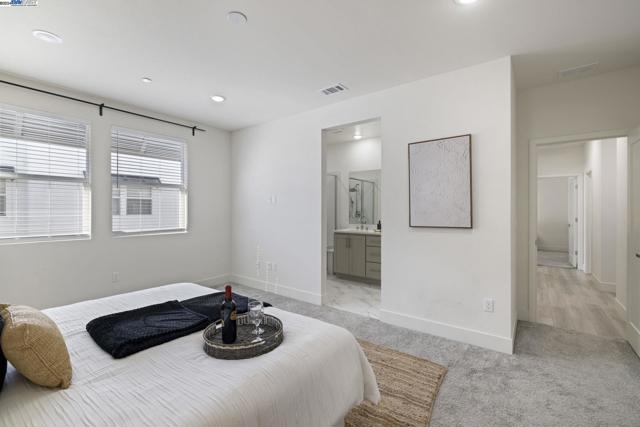 Image 26 of 39 For 9572 Seawind Way