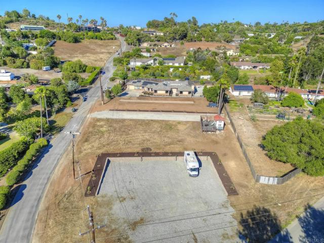 929 Chumash Trail, Vista CA: https://media.crmls.org/mediaz/dee786cd-bfd8-4d96-a41b-4c93ef859697.jpg