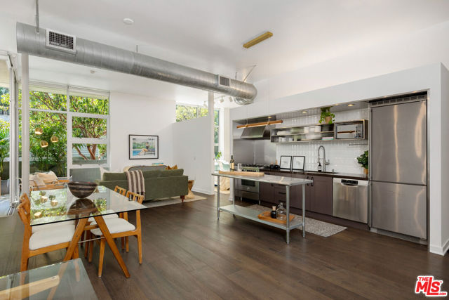 4080 Glencoe Avenue, Marina del Rey CA: https://media.crmls.org/mediaz/dee7c5fe-92c2-4d4d-9015-192a7d5bf71f.jpg