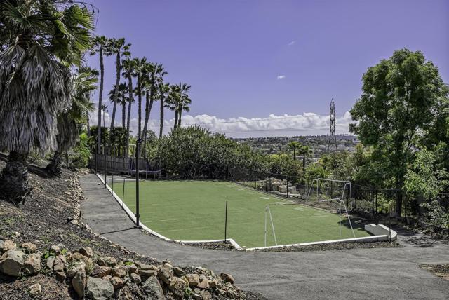 7335 El Fuerte St, Carlsbad CA: https://media.crmls.org/mediaz/dee7e59d-6eba-4276-829f-e0259271ad84.jpg