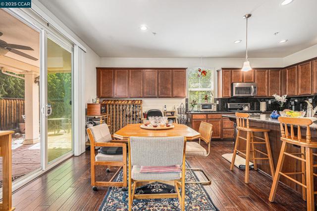4637 Appleglen St, Antioch CA: https://media.crmls.org/mediaz/dee7fc72-a329-4db2-9dfd-cf0f6b10d180.jpg
