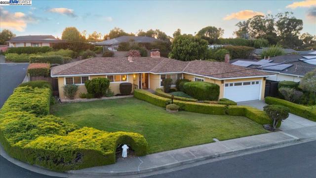 25631 Paul Ct, Hayward CA: https://media.crmls.org/mediaz/dee80165-e097-4070-bcd5-e728abac9828.jpg