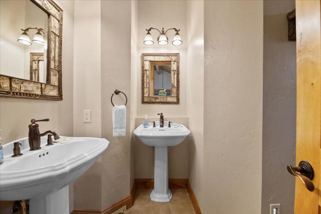 1215 Wolf Creek Court, Big Bear CA: https://media.crmls.org/mediaz/dee84aed-bf64-4a04-b57b-a39167dd9877.jpg