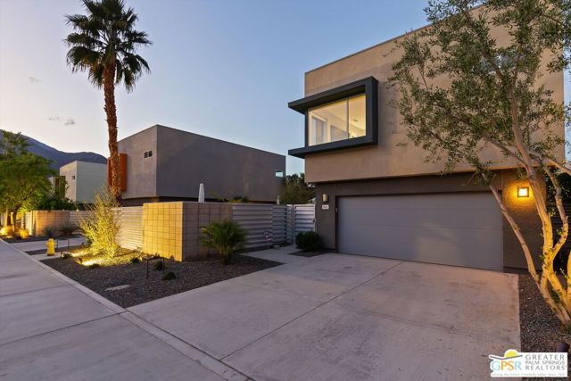 1062 Hunter Drive, Palm Springs CA: https://media.crmls.org/mediaz/deea6f75-e8c8-4957-a2b8-942bb7c3b366.jpg