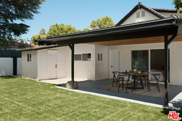 5271 Woodlake Avenue, Woodland Hills CA: https://media.crmls.org/mediaz/deea89ad-1996-480e-9402-8d7a0b9353bd.jpg