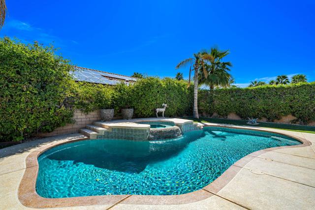 4 Hillcrest Drive, Palm Desert CA: https://media.crmls.org/mediaz/deeb6a6f-c527-4880-b770-bf264c5aa9a8.jpg