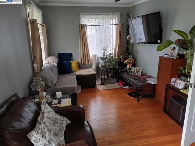 3931 Gardenia Pl, Oakland CA: https://media.crmls.org/mediaz/deeb7baa-ef22-4431-b03e-50254b27007f.jpg