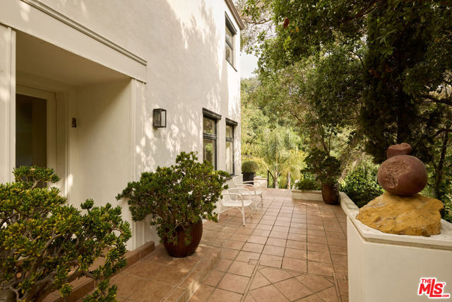 10660 Somma Way, Los Angeles CA: https://media.crmls.org/mediaz/deebabf4-615e-4a0e-8380-cdcc63c645e7.jpg