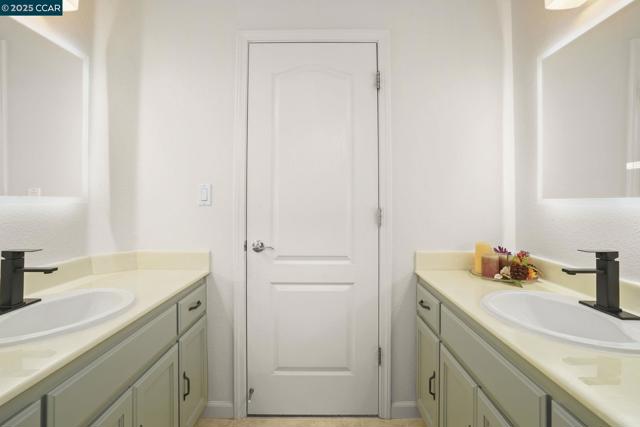 1162 Waverly Cir, Hercules CA: https://media.crmls.org/mediaz/deec8bc3-bb75-46ec-ad08-d0deeb82407e.jpg