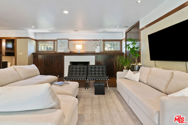 2299 Beverwil Drive, Los Angeles CA: https://media.crmls.org/mediaz/deecf747-aa2e-4204-bcc2-dff6746fcd68.jpg