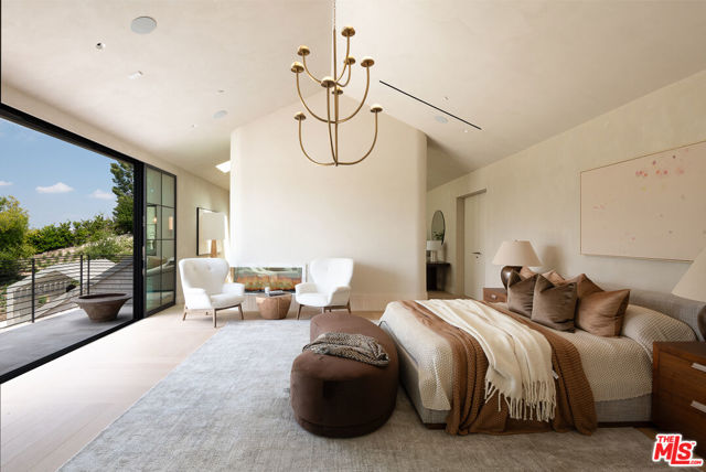 24172 Lupin Hill Road, Hidden Hills CA: https://media.crmls.org/mediaz/deed0b3f-68c9-4d24-82c5-a88ee186ee74.jpg