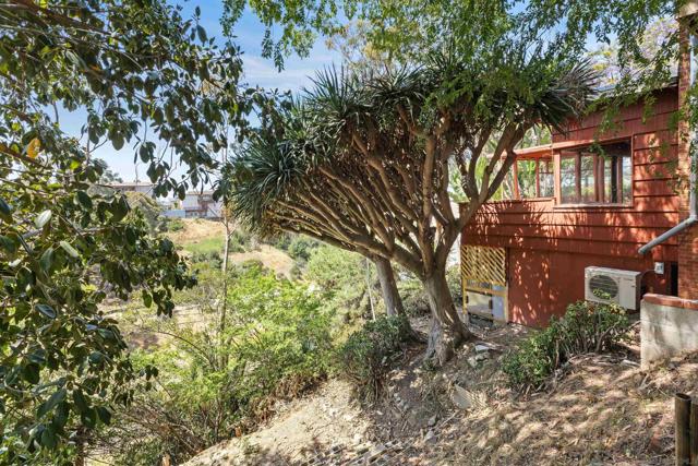 415 W Nutmeg St, San Diego CA: https://media.crmls.org/mediaz/deed1636-70e1-47ce-b4a0-057b18a2ed13.jpg
