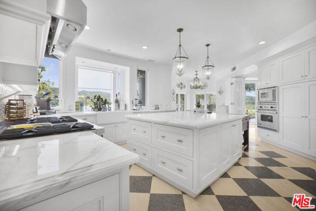 4001 Clarinda Drive, Tarzana CA: https://media.crmls.org/mediaz/deed8d42-2c56-4ba4-9279-28bdb33ce3f8.jpg