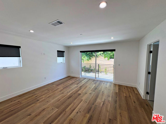 4454 Clinton Street, Los Angeles CA: https://media.crmls.org/mediaz/deeec6d0-f818-4187-84f6-94f529fb5891.jpg