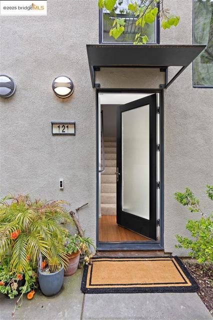 121 City Limits Cir, Emeryville CA: https://media.crmls.org/mediaz/def0f6cd-8b51-4baa-9b81-981be780eae3.jpg