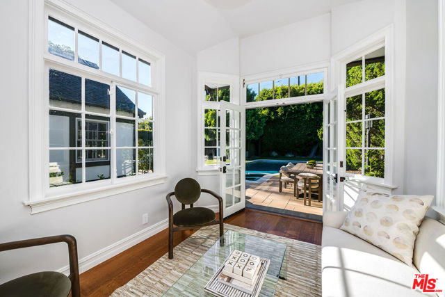 10445 Valley Spring Lane, Toluca Lake CA: https://media.crmls.org/mediaz/def12255-8c7a-4352-b119-475a25236b67.jpg