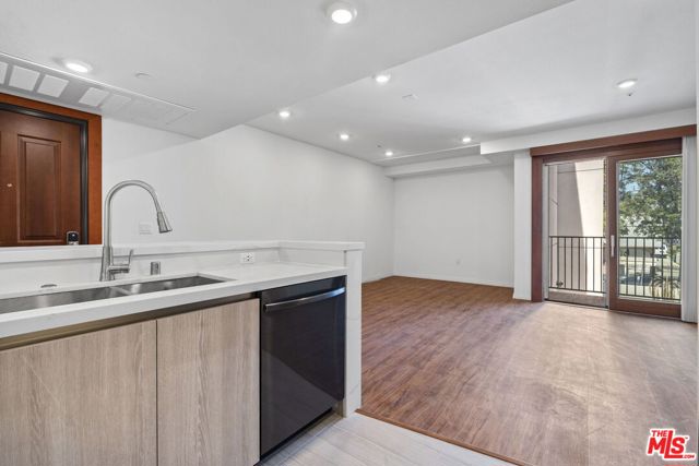 5245 Santa Monica Boulevard, Los Angeles CA: https://media.crmls.org/mediaz/def1400c-e0fe-4606-8251-8ddd03adf154.jpg