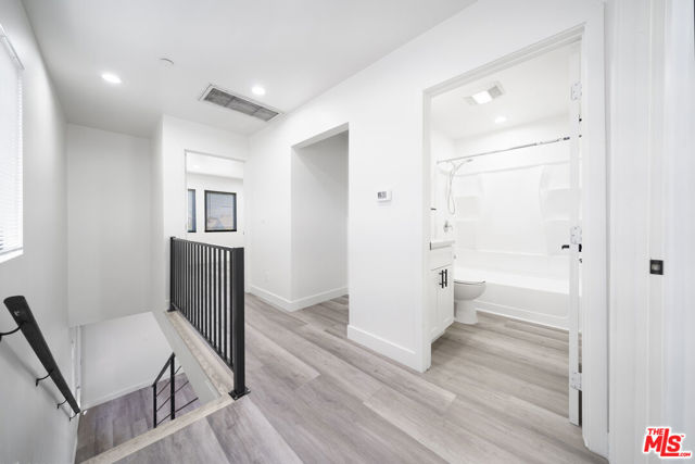 4112 1/2 S Normandie Avenue, Los Angeles CA: https://media.crmls.org/mediaz/def189db-2c5f-4b8c-9246-6093410f82bf.jpg