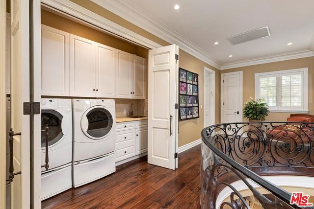 9355 Kirkside Road, Los Angeles CA: https://media.crmls.org/mediaz/def19375-fd54-469f-8158-9b90537f0c75.jpg
