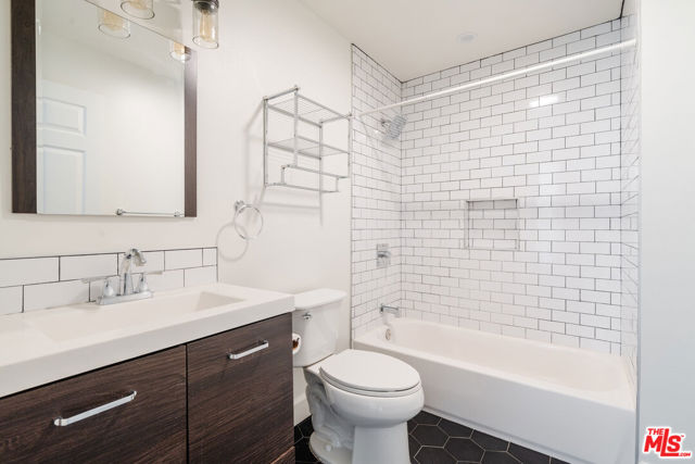 246 N Coronado Street, Los Angeles CA: https://media.crmls.org/mediaz/def1a88f-16cf-40db-b188-00b694de212f.jpg