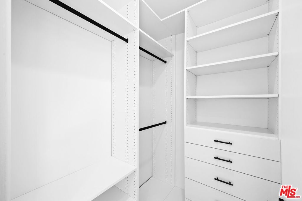 https://media.crmls.org/mediaz/def2c34d-d31e-44cc-b849-23f53fe4c6e1.jpg?preset=X-Large
