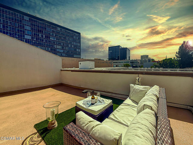 16030 Moorpark Street, Encino CA: https://media.crmls.org/mediaz/def32115-3b0e-427e-a9cc-1d8951b2e368.jpg