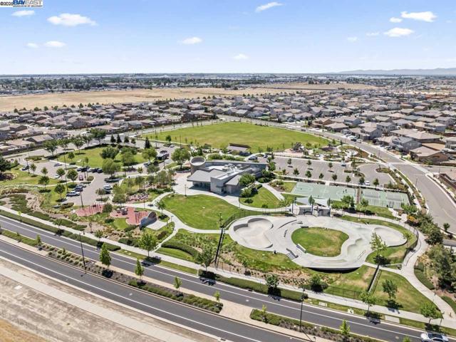 323 Sacramento St, Lathrop CA: https://media.crmls.org/mediaz/def4205b-3135-4465-839c-21fcf052480f.jpg