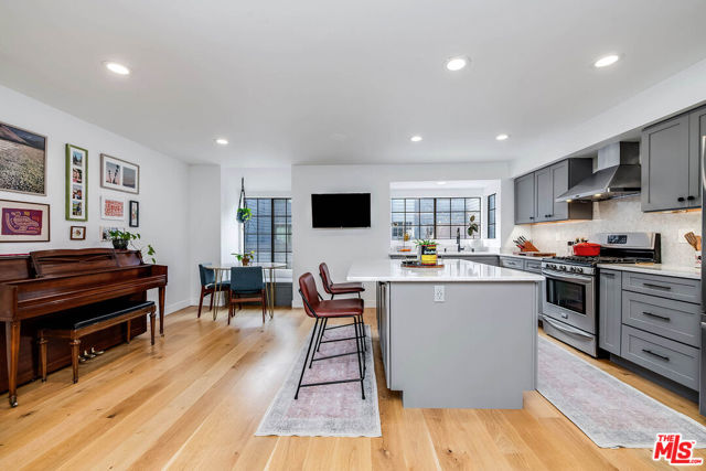 5731 Topanga Canyon Boulevard, Woodland Hills CA: https://media.crmls.org/mediaz/def432e8-6dce-46d7-9676-2ce42119b1f0.jpg