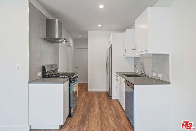1166 S Cochran Avenue, Los Angeles CA: https://media.crmls.org/mediaz/def4867c-af66-478e-afbe-85f95d44c2f9.jpg