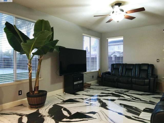 556 Sherborne Court, Galt CA: https://media.crmls.org/mediaz/def48cb0-fcc4-4ad3-8e6d-913e9f5b29db.jpg