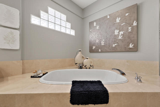 79840 Rancho La Quinta Drive, La Quinta CA: https://media.crmls.org/mediaz/def58f02-0414-4fb8-a381-30975d2fa9e1.jpg