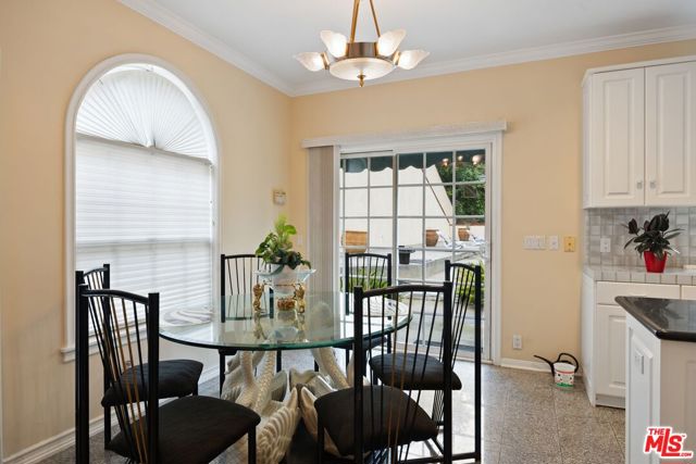 2431 Benedict Canyon Drive, Beverly Hills CA: https://media.crmls.org/mediaz/def68847-bf51-4783-a501-54b67939c0c5.jpg