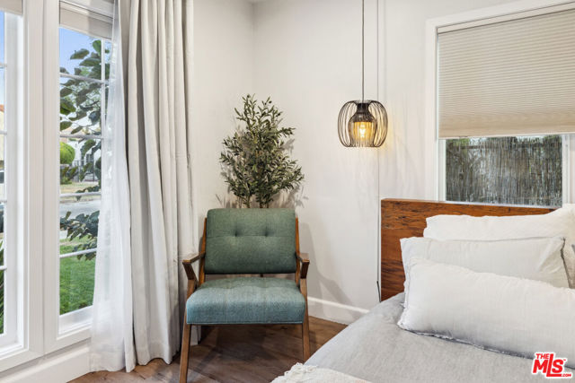 821 S Cloverdale Avenue, Los Angeles CA: https://media.crmls.org/mediaz/def691a8-9c0b-44c0-9070-f675458b485a.jpg