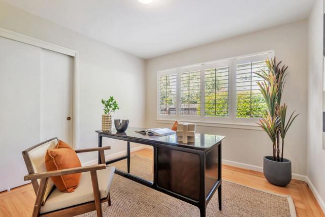 171 E Creek Drive, Menlo Park CA: https://media.crmls.org/mediaz/def6d31d-3499-4954-ab32-e665df69117e.jpg
