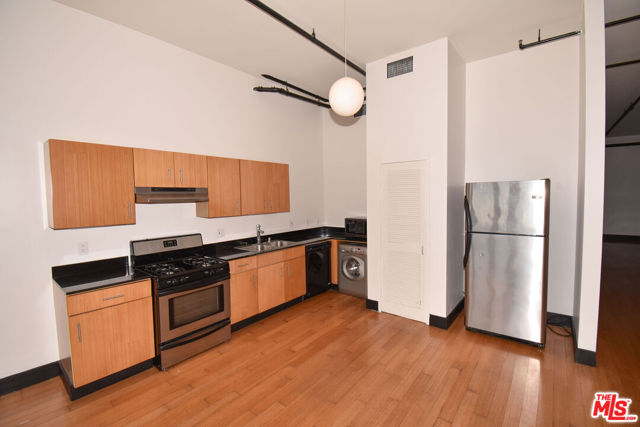 620 S Main Street, Los Angeles CA: https://media.crmls.org/mediaz/def88976-3856-47f4-83c6-953148e71146.jpg