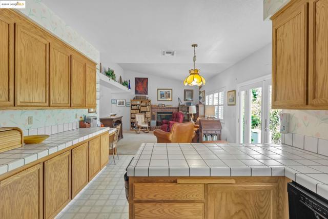 363 Limerick Way, Vacaville CA: https://media.crmls.org/mediaz/def8becd-17df-4117-87ee-db646c8ffd35.jpg