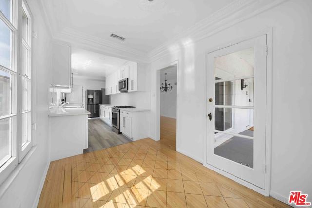 865 S Lucerne Boulevard, Los Angeles CA: https://media.crmls.org/mediaz/def8d8b9-6643-4bbc-8ab3-8878899b7752.jpg