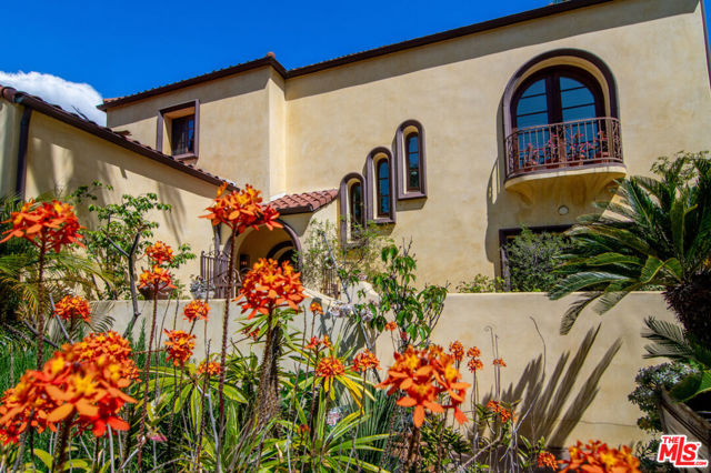 664 S Highland Avenue, Los Angeles CA: https://media.crmls.org/mediaz/def8f64f-ed23-4238-89cb-d7a10fe56448.jpg