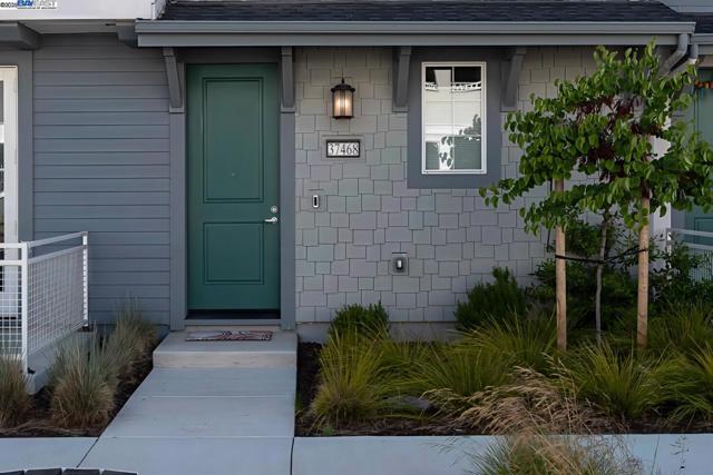 37468 Bowline Rd, Newark CA: https://media.crmls.org/mediaz/def98b28-f0ba-45e4-be80-64ca2c853a11.jpg