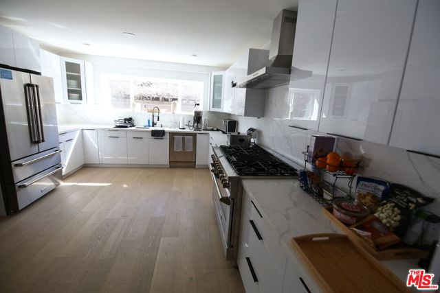 2744 S Bentley Avenue, Los Angeles CA: https://media.crmls.org/mediaz/defa089b-6f1c-45d2-bb75-7d35697c6e13.jpg