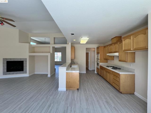 1371 Brooktrail Dr, Pittsburg CA: https://media.crmls.org/mediaz/defa4752-2c44-464f-b922-bf23a814187e.jpg